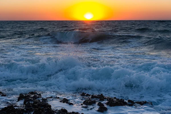 Puesta Sol Tormenta Mar Grandes Olas Contra Sol Poniente Tormenta — Foto de Stock