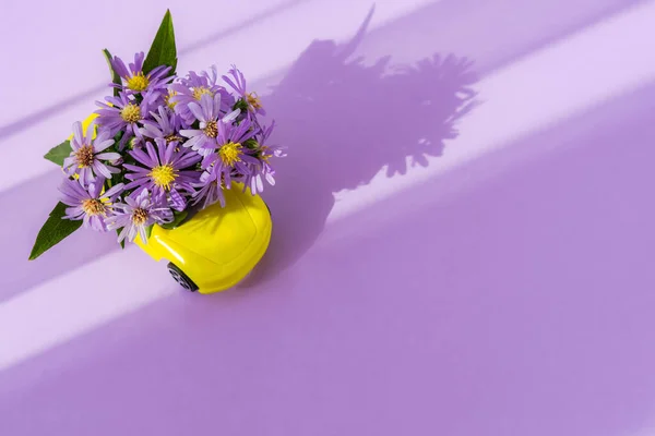 Összetétele Őszi Virágok Autón Virágcsokrok Kézbesítésének Koncepciója Lila Szeptember Virágok — Stock Fotó