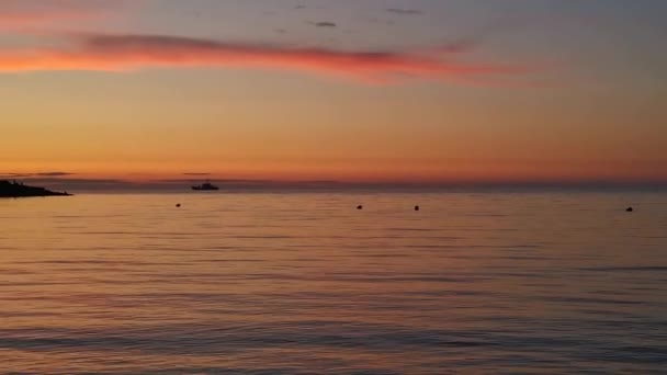 Tramonto Arancione Sul Mare Con Una Nave All Orizzonte Tranquillo — Video Stock