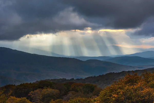 Atmospheric Landscape Sun Rays Clouds Dramatic Sky Bright Sun Rays — Stock Photo, Image