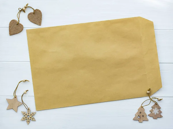 クリスマスの組成ゼロ廃棄物トップビュー 木製のおもちゃのフラットレイアウト 白い木製の背景に封筒 環境に優しい新年のコンセプト エコ装飾 ポストカードデザイン コピースペース — ストック写真