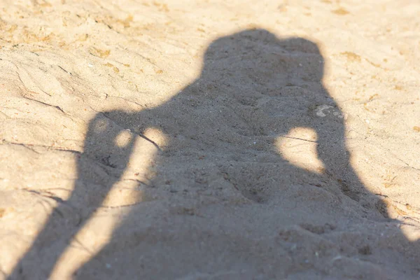 Ombre Une Fille Dans Chapeau Sur Plage Tendance Beige Clair — Photo