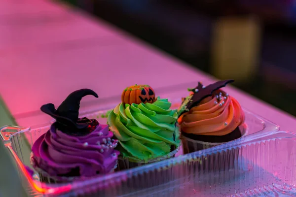 Bunte Torten Halloween Set Geburtstagstorten Einer Plastikbox Neonbeleuchtung Schöner Kürbis — Stockfoto