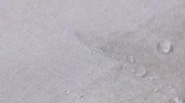 Sanatçının tuvalini hazırlıyorum. Kumaş yüzeyinin jelatin boyutu. Bir resim yaratma süreci. Sanatçının aksesuarları yakın plan. Bir kadının eli fırçayla dokunun üstüne bulaşır..