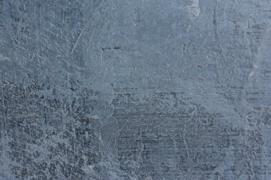 Gri soyut akrilik arka plan. Koyu gri beton yüzeyin doku taklidi. Fırça hareketi çizgileri ile kaba soğuk arkaplan. Tasarım, kartpostallar için boş düzen, kopyalanacak alanı olan pankartlar