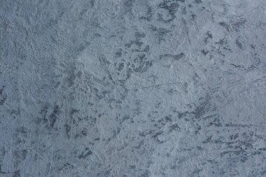 Gri soyut akrilik arka plan. Koyu gri beton yüzeyin doku taklidi. Fırça hareketi çizgileri ile kaba soğuk arkaplan. Tasarım, kartpostallar için boş düzen, kopyalanacak alanı olan pankartlar