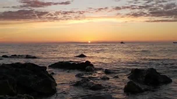 Belo Pôr Sol Laranja Sobre Mar Movimento Calmo Das Ondas — Vídeo de Stock