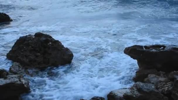 接近海浪的缓慢运动 大清早 大海汹涌汹涌 一场慢动作的小风暴 水平线上低 滚水闭合 寒冷光线下的天然海底物 — 图库视频影像
