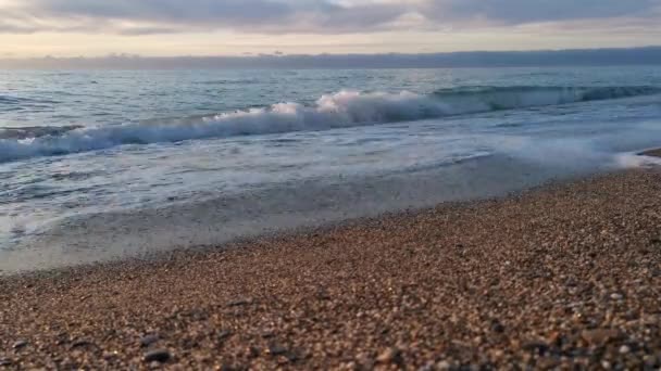 Τυρκουάζ Κύματα Κυλούν Πάνω Από Την Παραλία Ταχεία Κίνηση Των — Αρχείο Βίντεο