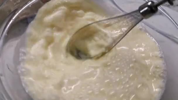 Збийте Молоко Яйця Електричним Блендером Щоб Приготувати Тісто Кухонне Начиння — стокове відео