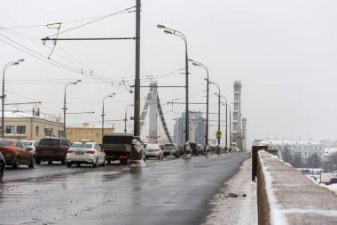 Kırım Köprüsü 29 Ocak 2019 'da Moskova' da sisli havada. Rusya 'nın başkentinde gri bir kış günü. Yoğun trafik. Şehrin merkezi kısmından. Yoldaki çamur ve çamur.