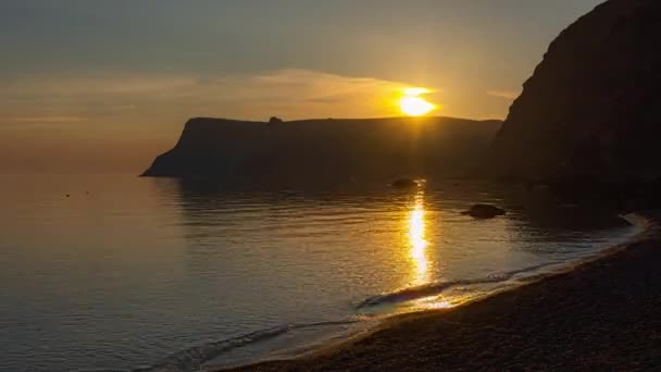 Timelapse Solnedgång Bakom Ett Berg Stranden Färgglada Atmosfäriska Landskap Gyllene — Stockvideo