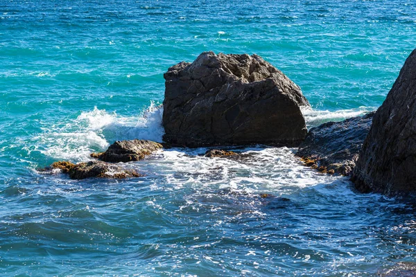 Turkosa Havet Stenstrand Bryta Vågor Starkt Solljus Färgglada Ljusa Havet — Stockfoto