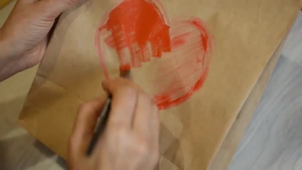 Ein Mädchen Zeichnet Mit Roter Acrylfarbe Ein Herz Auf Papier — Stockvideo