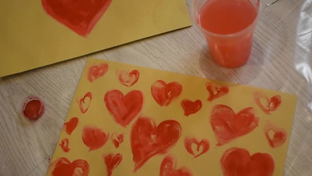 Дівчинка Малює Серце Папері Червоними Акриловими Фарбами Символ Любові Валентинів — стокове відео