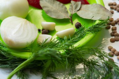 Mercimek çorbası için malzemeler. Kırmızı dolma biber, mercimek, soğan, sarımsak, baharat ve domatesler yeşil tabağın üstünde. Yemek pişirme süreci. Ürünlerin yerleşimi. Vejetaryen diyet çorbası.