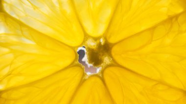 Limon soyut makro arka plan. Sarı çizgiler tüm karede yakın plan. Egzotizm kavramı. Meyve suyu, yaz havası. Tasarım için gıda arka planı, tasarım. Bir dilim limon. Lezzetli