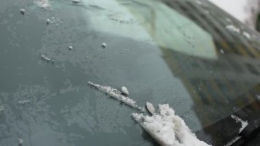Makinenin camında kar eriyor. Bulutlu bir kış günü, bir adam arabayı ısıtıyor. Karların dokusu çok yakındır, camın yüzeyinde yavaşça kayar. Penceredeki buğulanma
