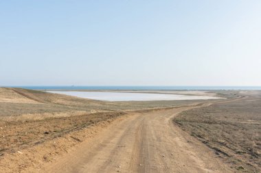 Koyash Pembe Gölü yazın Kırım 'da. İnanılmaz hassas pastel manzara. Rahatlama, sükunet ve huzur kavramı. Tasarım ve planlar için ışık nötr gölgelerdeki doğal arkaplan.