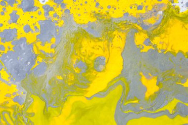 Akrilik boyalı gri-sarı soyut sanat arka planı. Sıvı sanat dokusu. 2021 'in trend renkleri nihai gri ve aydınlatıcıdır. Tasarım web siteleri için karışık renklerin modern arkaplanı