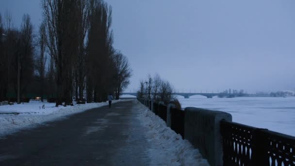 Winteravond Voronezh Januari 2021 Een Man Rent Langs Centrale Dijk — Stockvideo