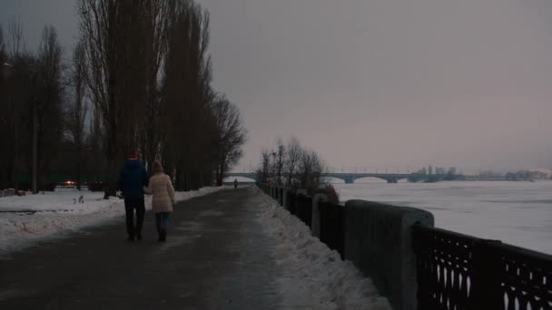 Χειμερινή Βραδιά Στο Voronezh Στις Ιανουαρίου 2021 Άνθρωποι Περπατάνε Αργά — Αρχείο Βίντεο
