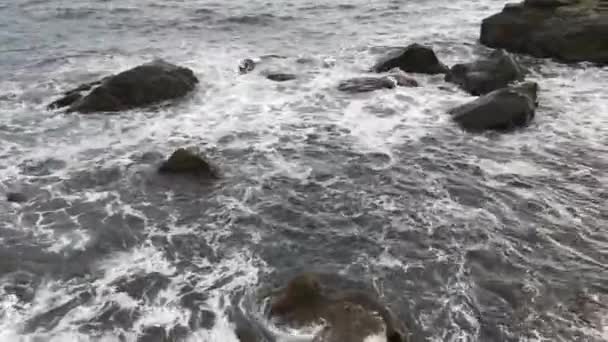 Grå Skummande Hav Och Stenar Det Hemska Svarta Havet Före — Stockvideo