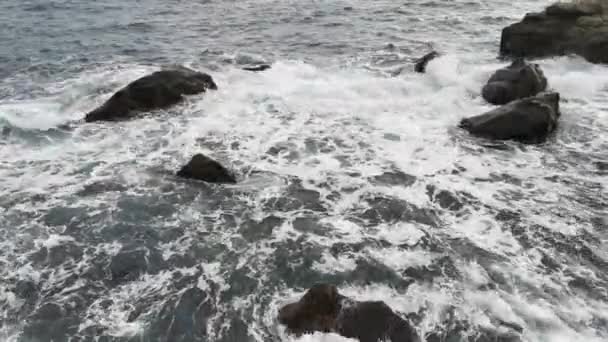 바다와 파도는 바위가 해안으로 흘러들어 옵니다 위에서 바닷물을 튀기고 있었습니다 — 비디오
