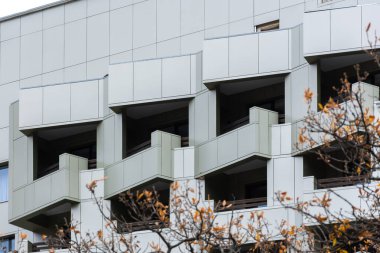 Havalandırmalı gri cephe. Soyut mimari arka plan. Ofis ya da konut binasının balkonlarında kare geometrik kiremit deseni. Kavramsal modern minimalist tasarım, kopyalama alanı