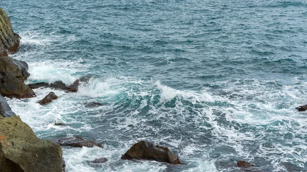 Plage Pierre Mer Turquoise Brisant Les Vagues Par Une Journée — Photo