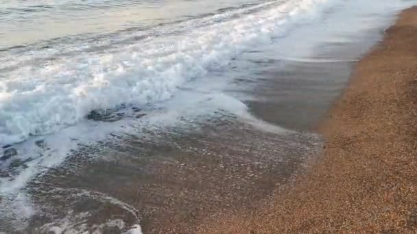 Onda Mar Primer Plano Rollos Playa Arena Movimiento Tranquilo Luz — Vídeos de Stock