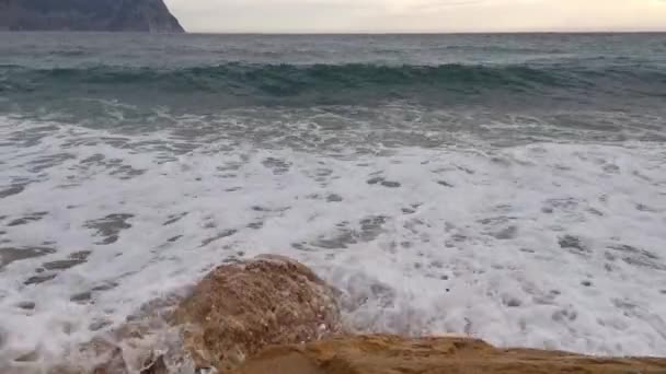 Meereswellen Aus Nächster Nähe Rollen Über Den Sandstrand Ruhige Bewegung — Stockvideo