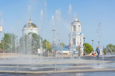 8 Mayıs 2019 'da Voronezh' deki Pokrovsky Katedrali. Pokrovskaya Meydanı 'ndaki çeşmede gökkuşağı ve insanlar var. Orta Rusya 'ya seyahat.