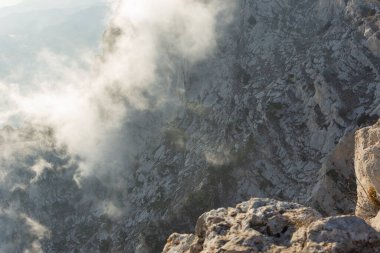 Dağlar, orman, bulutlar. Güzel, şeffaf bulutlar kozalaklı ormanın üzerindeki dağların altında yüzerler. Doğayla bütünlük kavramı. Kopyalama alanı olan doğal arkaplan