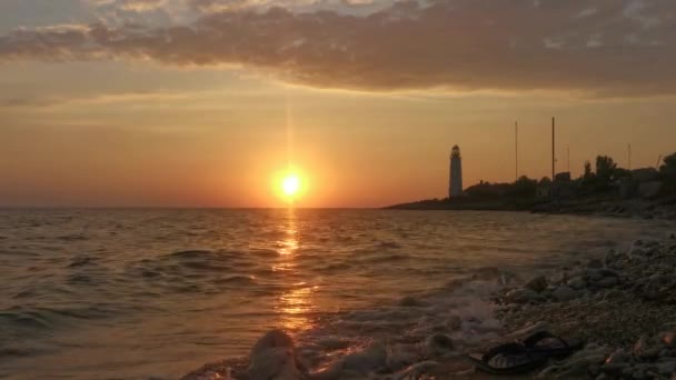 Een Vuurtoren Achtergrond Van Een Oranje Zonsondergang Prachtig Sfeervol Landschap — Stockvideo