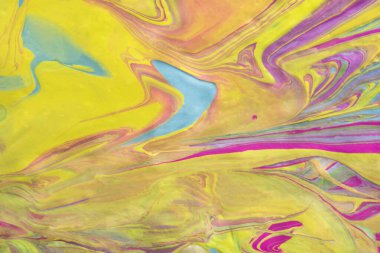 Soyut akışkan sanat dokusu. Bir tablonun çok renkli bir resmi. Pembe, sarı, mor, soluk yeşil ve mavi gölgelerin parlak akrilik çizimi. Yaz havası konsepti, çiçek açmak.