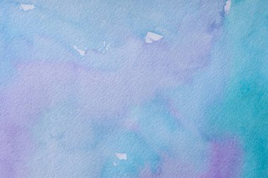 Suluboya turkuaz mor arka plan. Gökyüzü ve suyun soyut ve nazik arkaplanı. Modern tasarım için renkli kağıt dokusu. Mavi bulanık hareketler, şeffaf açık suluboya çizimi.