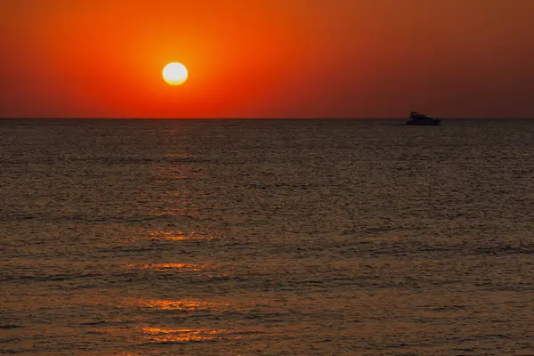 Sonnenuntergang Meer Boot Romantische Sommerlandschaft Mit Einer Runden Orangen Sonne — Stockfoto