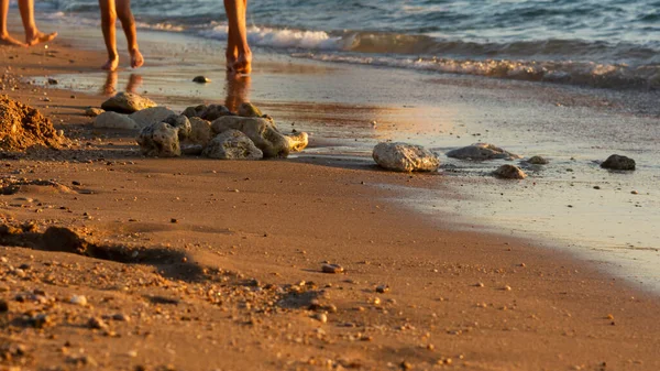 Gente Pies Playa Cerca Pequeñas Olas Rodar Orilla Las Pistas — Foto de Stock