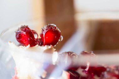 Nar bir makro meyvedir. Tahıllar bulanık bir arka planda olgun sulu yakın çekimler. Metin için alanı olan otantik bir kompozisyon. Tohumların üzerindeki su damlacıkları. Beslenme ürünü, uygun beslenme