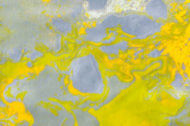 Akrilik boyalı gri-sarı soyut sanat arka planı. Sıvı sanat dokusu. 2021 'in trend renkleri nihai gri ve aydınlatıcıdır. Tasarım web siteleri için karışık renklerin modern arkaplanı