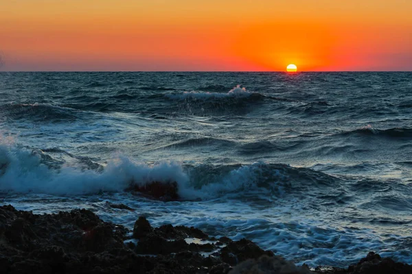 Puesta Sol Tormenta Mar Grandes Olas Contra Sol Poniente Una — Foto de Stock