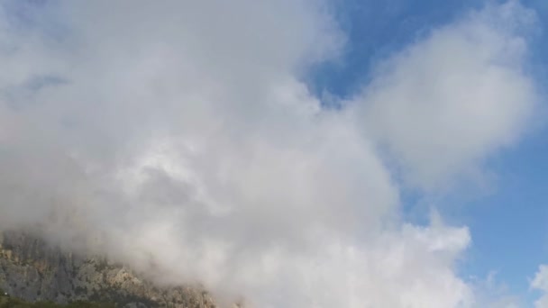 Nubes Vistas Las Montañas Desde Abajo Enormes Nubes Esponjosas Flotan — Vídeos de Stock