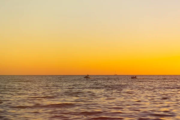 Bootsfloß Tablette Bei Sonnenuntergang Ein Junger Mann Auf Einem Boot — Stockfoto