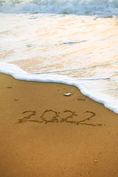 2022 Frohes Neues Jahr Inschrift Sandstrand Der Geschriebene Text Ist — Stockfoto