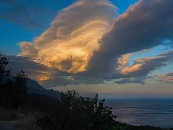 Una Nube Trueno Luz Del Atardecer Naranja Beige Cielo Tormentoso — Foto de Stock