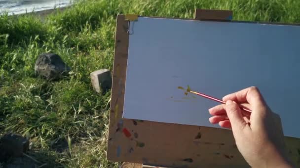 Verfpenseel Palet Een Jonge Kunstenares Schetst Een Beeld Buitenlucht Kleuren — Stockvideo