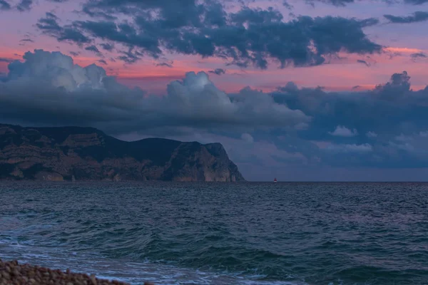 Puesta Sol Púrpura Mar Con Nubes Barco Hermoso Paisaje Con — Foto de Stock