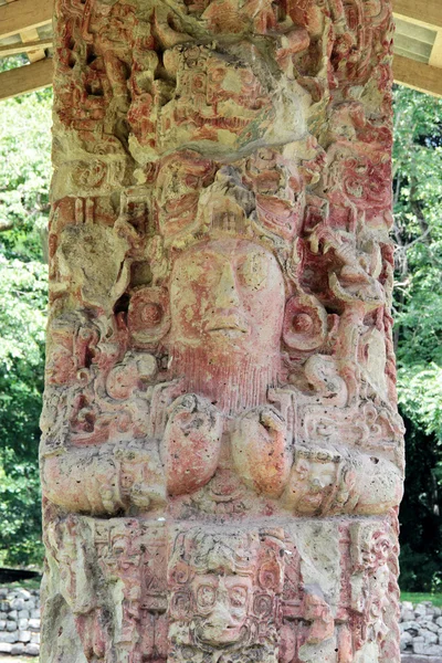 Stele c, 711 n. Chr. wunderschön geschnitzt, mit ihrer ursprünglichen Polychromie — Stockfoto