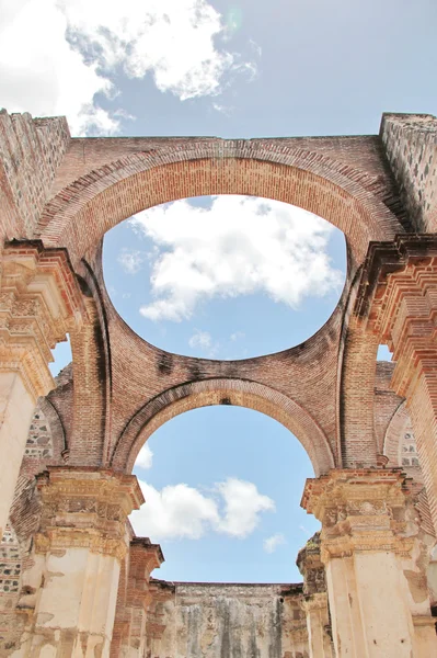 Antigua, Guatemala: Ruïnes van de kathedraal van Santiago, gebouwd in 154 — Stockfoto